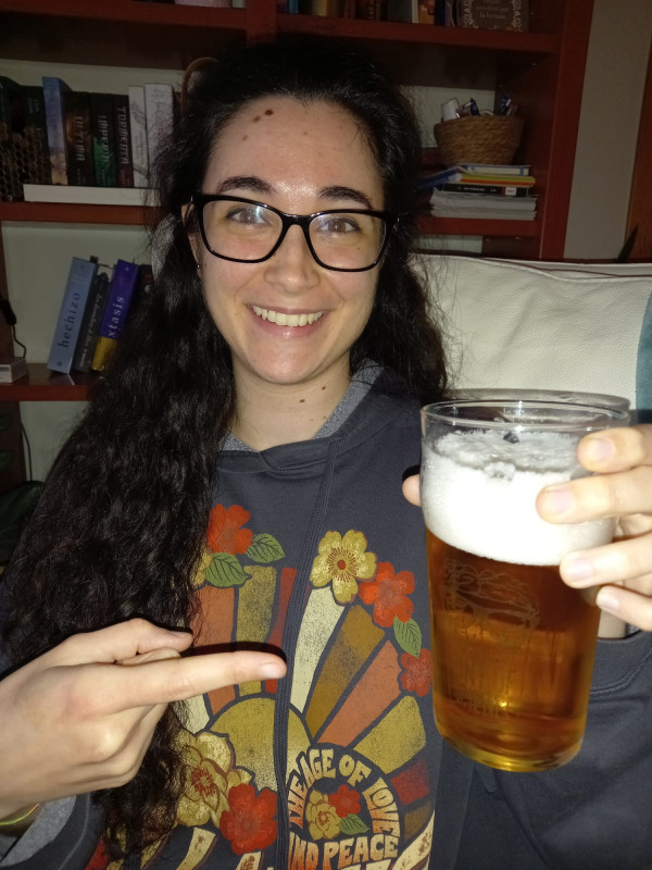 Rebeca Ferrer con su regalo de Pint of Science